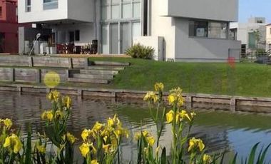 Casa con hermosa vista a canal en Comunidad 1 - Nuevo Quilmes