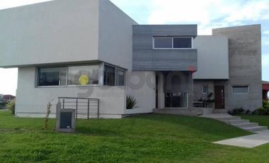 Casa con hermosa vista a canal en Comunidad 1 - Nuevo Quilmes