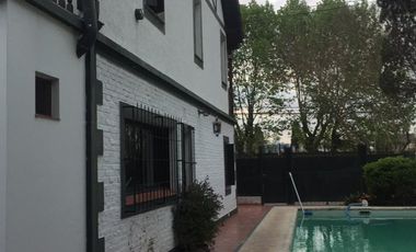 Casa en venta - 3 Dormitorios 3 Baños - Cochera - 381Mts2 - Vicente López