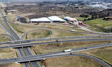 Galpón de 1000 m2 con vidriera la frente sobre Autopista Ros-BsAs y Circunvalación
