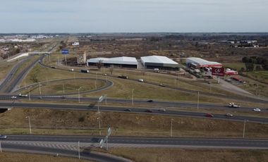 Galpón de 1000 m2 con vidriera la frente sobre Autopista Ros-BsAs y Circunvalación