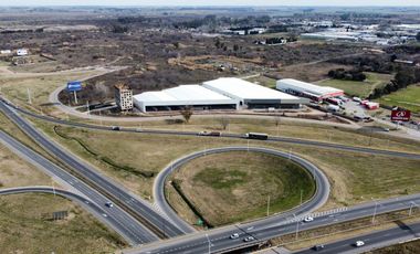 Galpón de 1000 m2 con vidriera la frente sobre Autopista Ros-BsAs y Circunvalación