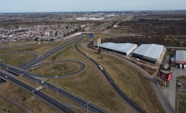 Galpón de 1000 m2 con vidriera la frente sobre Autopista Ros-BsAs y Circunvalación