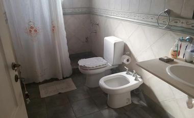Casa en venta - 4 Dormitorios 3 Baños - Cochera - 2.200Mts2 - Florencio Varela