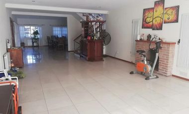 Casa en venta - 4 Dormitorios 3 Baños - Cochera - 2.200Mts2 - Florencio Varela