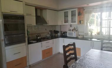 Casa en venta - 4 Dormitorios 3 Baños - Cochera - 2.200Mts2 - Florencio Varela