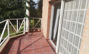 Casa en venta - 4 Dormitorios 3 Baños - Cochera - 2.200Mts2 - Florencio Varela