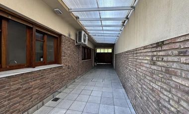 Casa en Ezpeleta Este, a pasos de la estación