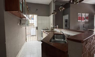 Venta casa 4 ambientes con patio y terraza en Wilde