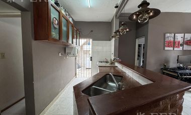 Venta casa 4 ambientes con patio y terraza en Wilde