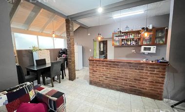 Venta casa 4 ambientes con patio y terraza en Wilde