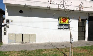Oficina o Deposito. 30 mts2. baño, rejas y ventanas