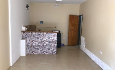 Oficina o Deposito. 30 mts2. baño, rejas y ventanas