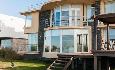 Cariló - Excelente casa sobre línea del mar ALQUILER Y VENTA