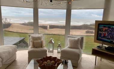 Cariló - Excelente casa sobre línea del mar ALQUILER Y VENTA
