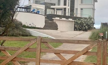 Cariló - Excelente casa sobre línea del mar ALQUILER Y VENTA