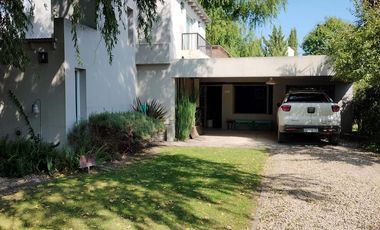 Casa en venta - 3 dormitorios 2 baños - 200mts2 - Azul