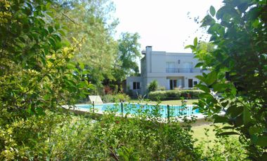 Casa en venta - 3 dormitorios 2 baños - 200mts2 - Azul