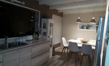 Casa en venta - 3 dormitorios 2 baños - 200mts2 - Azul