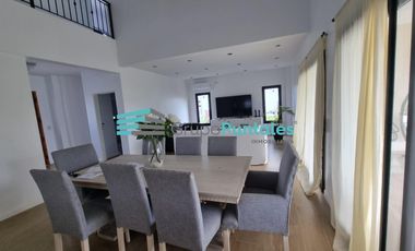 Casa en Barrio Lagos de Canning con 5 Dormitorios y piscina con venecitas