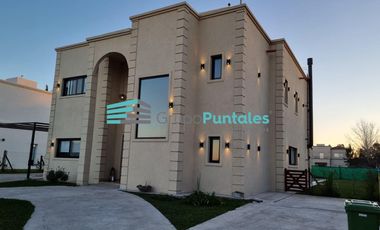 Casa en Barrio Lagos de Canning con 5 Dormitorios y piscina con venecitas