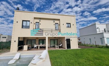 Casa en Barrio Lagos de Canning con 5 Dormitorios y piscina con venecitas