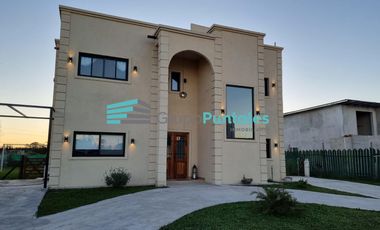 Casa en Barrio Lagos de Canning con 5 Dormitorios y piscina con venecitas