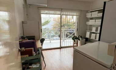 Impecable oficina con Balcón, en  pleno centro de San Isidro!