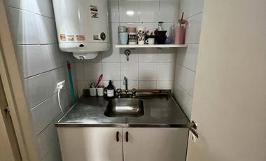 Impecable oficina con Balcón, en  pleno centro de San Isidro!