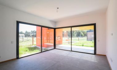 Casa Venta a Estrenar Dos Dormitorios Piscina Galeria con Parrillero y Cochera en Barrio Cerrado