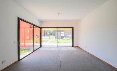 Casa Venta a Estrenar Dos Dormitorios Piscina Galeria con Parrillero y Cochera en Barrio Cerrado