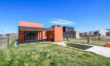 Casa Venta a Estrenar Dos Dormitorios Piscina Galeria con Parrillero y Cochera en Barrio Cerrado