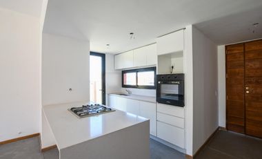 Casa Venta a Estrenar Dos Dormitorios Piscina Galeria con Parrillero y Cochera en Barrio Cerrado