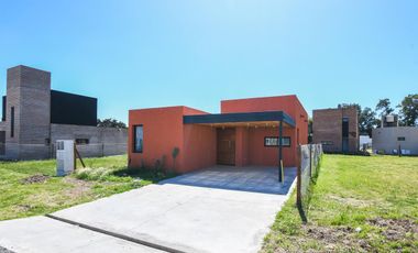 Casa Venta a Estrenar Dos Dormitorios Piscina Galeria con Parrillero y Cochera en Barrio Cerrado