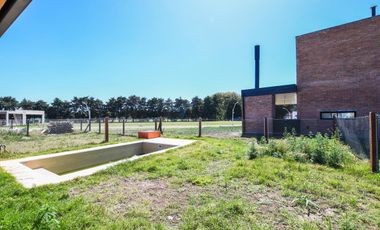 Casa Venta a Estrenar Dos Dormitorios Piscina Galeria con Parrillero y Cochera en Barrio Cerrado