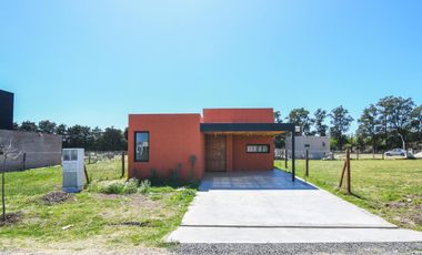 Casa Venta a Estrenar Dos Dormitorios Piscina Galeria con Parrillero y Cochera en Barrio Cerrado