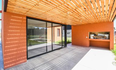 Casa Venta a Estrenar Dos Dormitorios Piscina Galeria con Parrillero y Cochera en Barrio Cerrado