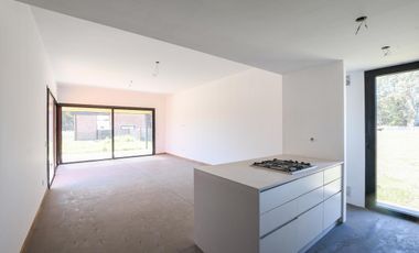 Casa Venta a Estrenar Dos Dormitorios Piscina Galeria con Parrillero y Cochera en Barrio Cerrado