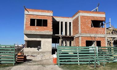 Casa en venta - 4 dormitorios 4 baños - 326mts2 - Escobar