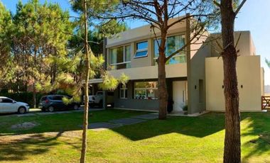 Casa en venta - 4 Dormitorios 3 Baños - Cochera - 1200Mts2 - La Herradura, Pinamar