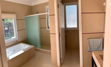 Casa en venta - 4 Dormitorios 3 Baños - Cochera - 1200Mts2 - La Herradura, Pinamar
