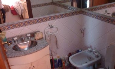 Casa 4 dormitorios en venta. La Plata.