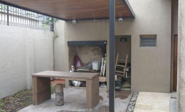Casa 4 dormitorios en venta. La Plata.