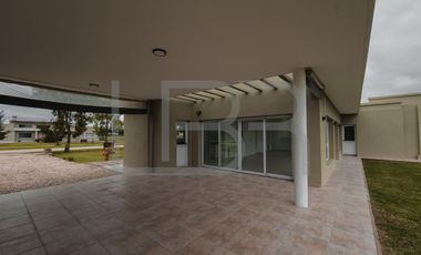 Casa  Los Tilos y Crisantemos en  Campos de Roca II