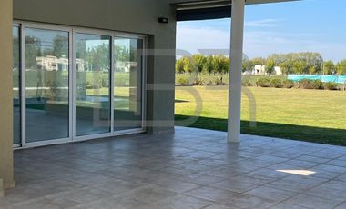 Casa  Los Tilos y Crisantemos en  Campos de Roca II