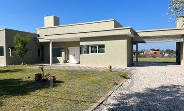 Casa  Los Tilos y Crisantemos en  Campos de Roca II