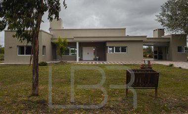 Casa  Los Tilos y Crisantemos en  Campos de Roca II