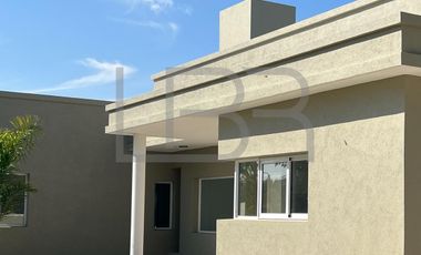 Casa  Los Tilos y Crisantemos en  Campos de Roca II