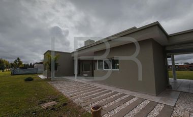 Casa  Los Tilos y Crisantemos en  Campos de Roca II