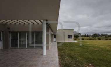 Casa  Los Tilos y Crisantemos en  Campos de Roca II
